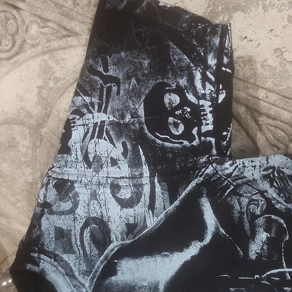 Stussy Black and Blue Skull Grunge Small Like New T-Shirt - Picture 6 of 10